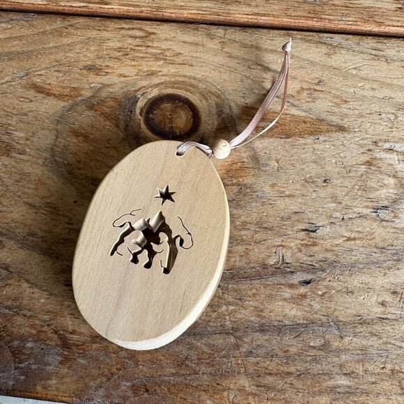 Lot of 2 Vtg Holy Family Nativity Christmas Ornaments Wood And Plastic/metal - Picture 3 of 9